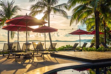 Güzel lüks otel ve tatil seyahat ve tatil için sandalye ve şemsiye ile açık yüzme havuzu