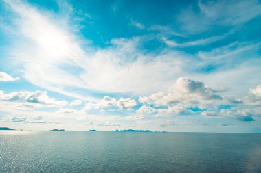 Güzel beyaz bulut mavi gökyüzü ve deniz ya da okyanus arka planı için
