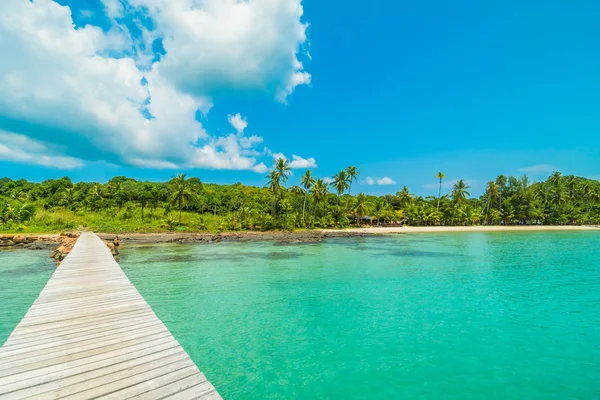 Ahşap iskele veya Cennet Adası için seyahat etmek tatil tropikal plaj ve ile köprü