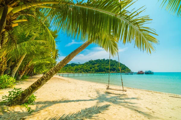 Güzel tropikal plaj ve deniz paradise Island Seyahat ve tatil için Hindistan cevizi hurma ağacı