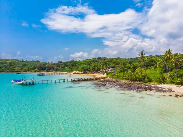 Plaj ve deniz paradise Island tatil için Hindistan cevizi hurma ağacı ile güzel havadan görünümü