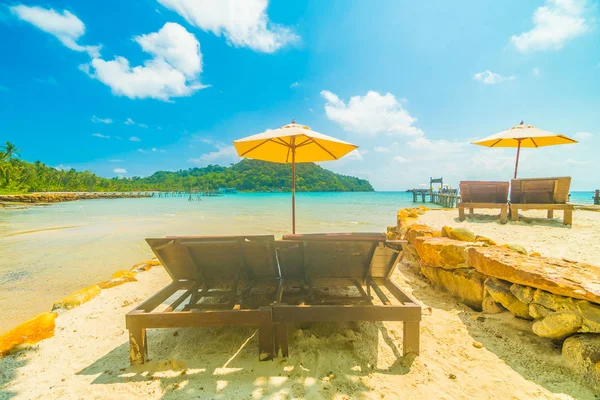 Şemsiye ve güzel tropikal plaj ve deniz paradise Island Seyahat ve tatil için Hindistan cevizi hurma ağacı ile sandalye