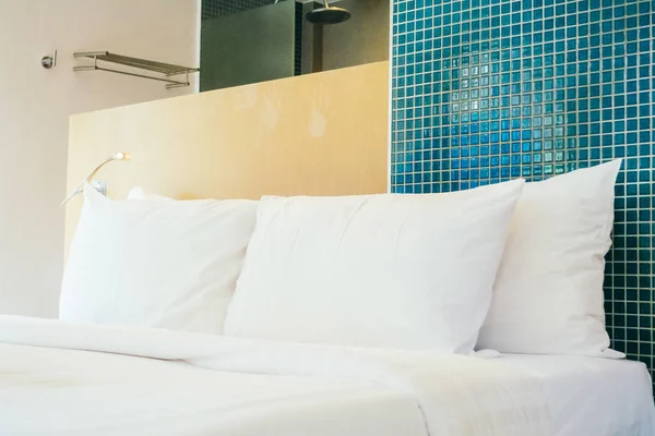 Beyaz yastık yatak otel yatak odası iç dekorasyon