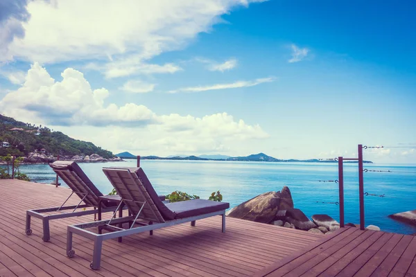 Güzel tropikal deniz okyanus ve mavi gökyüzü arka plan Oda Veranda balkon seyahat ve tatil için