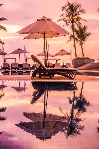 傘と椅子ホテルとリゾート旅行や休暇のための美しい豪華な屋外スイミング プール — ストック写真