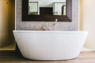 Güzel lüks beyaz küvet banyo iç dekorasyonda