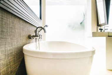 Güzel lüks beyaz küvet banyo iç dekorasyonda