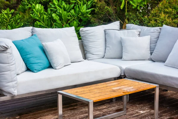 Bequemes Kissen Auf Sofa Dekoration Außenterrasse Mit Tropischen Und Naturblick — Stockfoto
