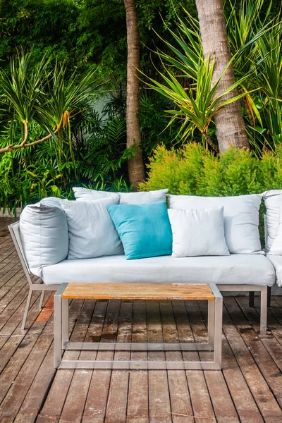 舒适的枕头在沙发装饰室外庭院与热带和自然风景 — 图库照片