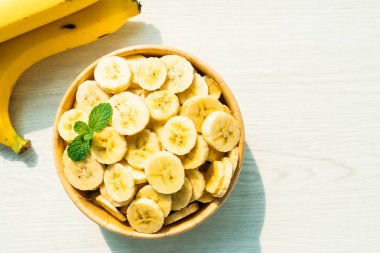 Çiğ sarı muz meyve dilimleri ahşap kase