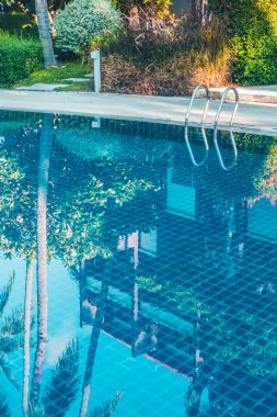 Güzel lüks otel ve resort tatil seyahat ve tatil için merdiven ile açık yüzme havuzu