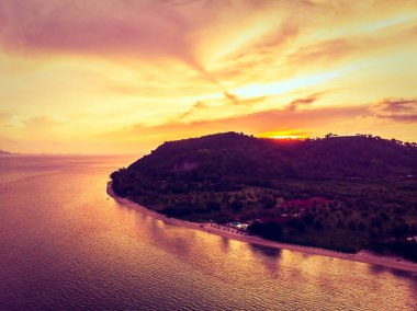 Güzel tropikal plaj ve deniz hurma ve koh samui Adası Tayland tatil ve seyahat için günbatımı zaman diğer ağacında havadan görünümü