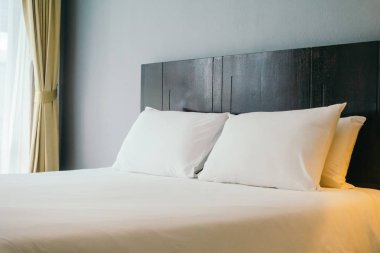 Beyaz rahat yastık yatak dekorasyon otel yatak odasında