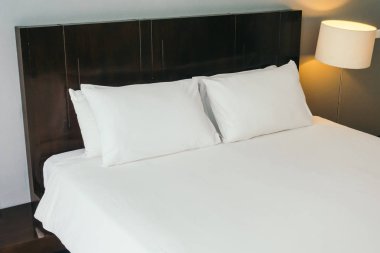 Beyaz rahat yastık yatak dekorasyon otel yatak odasında