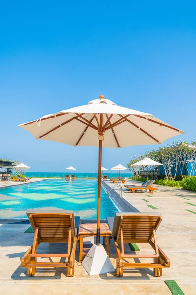 Belo Guarda Chuva Cadeira Torno Piscina Hotel Resort Conceito Férias — Fotografia de Stock