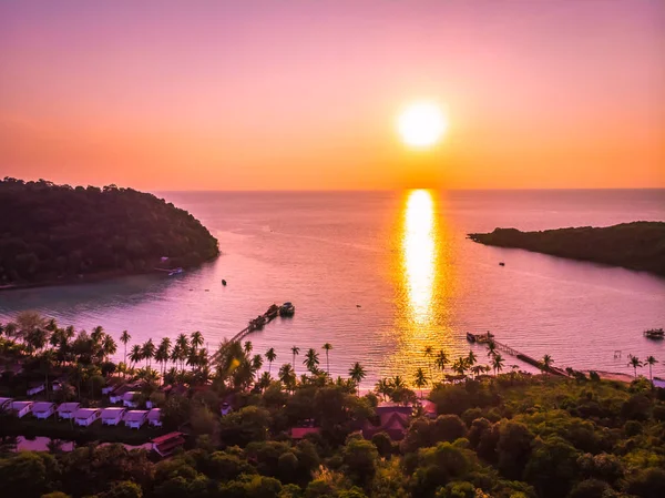 Günbatımı zaman adada deniz ve plaj Hindistan cevizi hurma ağacı ile havadan görünümü