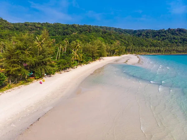 Plaj ve deniz paradise Island tatil için Hindistan cevizi hurma ağacı ile güzel havadan görünümü