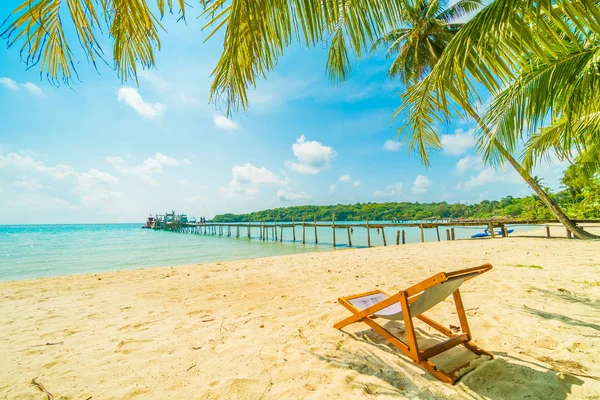 Sandalyenin üstünde güzel tropikal plaj ve deniz paradise Island Seyahat ve tatil için Hindistan cevizi hurma ağacı