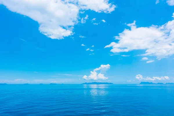 Hermoso Mar Océano Con Nubes Fondo Del Cielo Azul — Foto de Stock