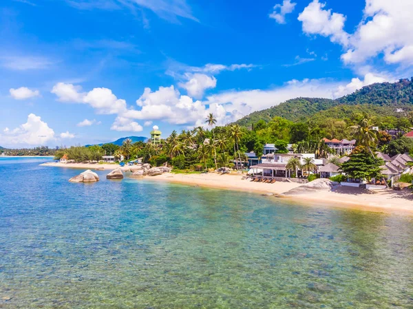 Koh samui Adası Tatil ve seyahat için mavi gökyüzünde üzerinde pek çok ağaç ve beyaz bulut deniz ve plaj güzel havadan görünümü