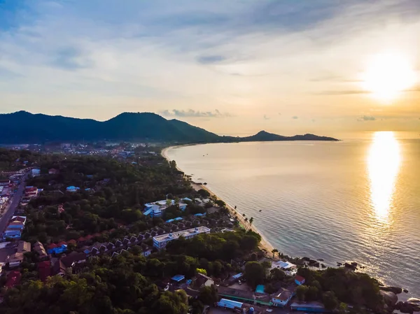 Güzel tropikal plaj ve deniz hurma ve koh samui Adası Tayland tatil ve seyahat için gündoğumu zaman diğer ağacında havadan görünümü