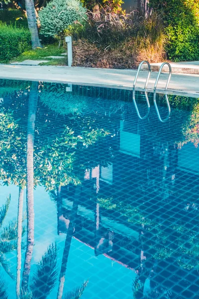 Güzel lüks otel ve resort tatil seyahat ve tatil için merdiven ile açık yüzme havuzu