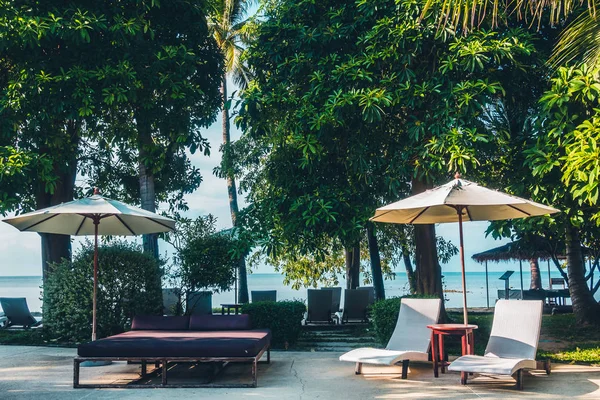 Güzel lüks otel ve tatil seyahat ve tatil için sandalye ve şemsiye ile açık yüzme havuzu