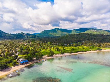Güzel tropikal plaj ve deniz hurma ve koh samui Adası seyahat ve tatil için diğer ağacında havadan görünümü