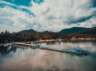 Güzel tropikal plaj ve deniz hurma ve koh samui Adası seyahat ve tatil için diğer ağacında havadan görünümü