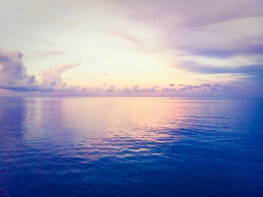 Güzel tropikal plaj ve deniz hurma ve koh samui Adası Tayland tatil ve seyahat için günbatımı zaman diğer ağacında havadan görünümü