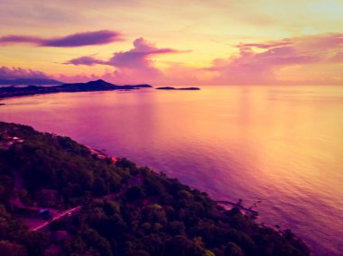 Güzel tropikal plaj ve deniz hurma ve koh samui Adası Tayland tatil ve seyahat için günbatımı zaman diğer ağacında havadan görünümü