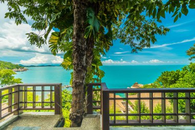 Veranda veya sandalye etrafında güzel deniz ve okyanus manzaralı seyahat ve tatil için balkon