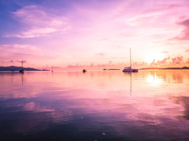 Güzel tropikal plaj ve deniz hurma ve koh samui Adası Tayland tatil ve seyahat için günbatımı zaman diğer ağacında havadan görünümü