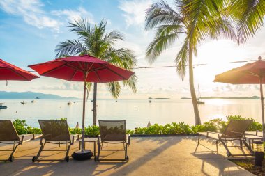 Güzel tropikal deniz okyanus ve plaj şemsiye ve sandalye seyahat ve tatil için