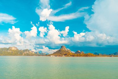 Güzel beyaz bulut mavi gökyüzü ve deniz ya da okyanus arka planı için