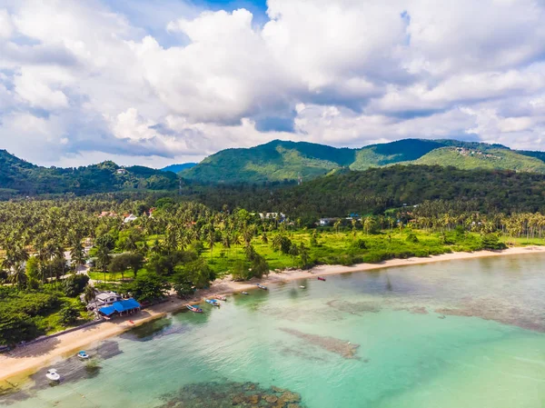 Güzel tropikal plaj ve deniz hurma ve koh samui Adası seyahat ve tatil için diğer ağacında havadan görünümü