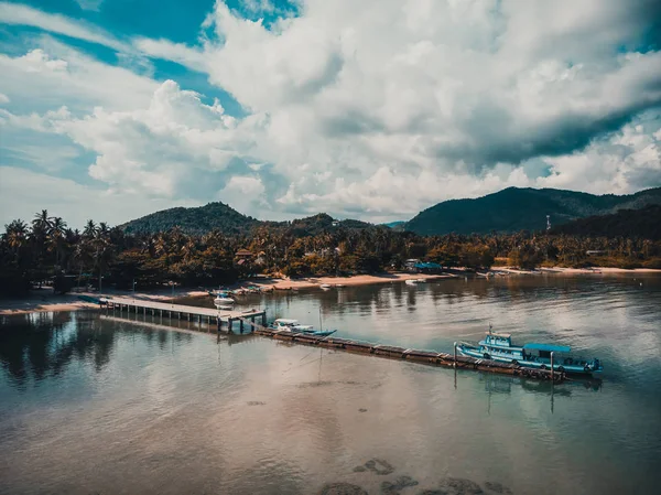 Güzel tropikal plaj ve deniz hurma ve koh samui Adası seyahat ve tatil için diğer ağacında havadan görünümü