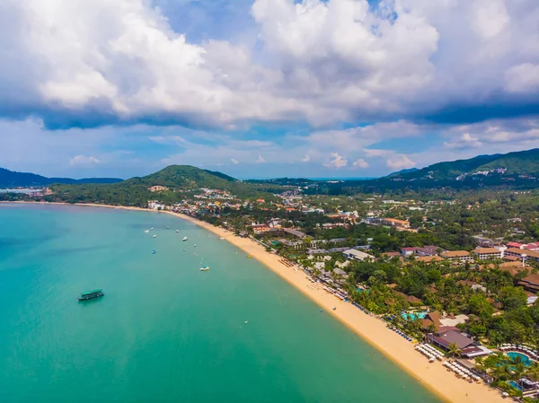 Güzel tropikal plaj ve deniz hurma ve koh samui Adası seyahat ve tatil için diğer ağacında havadan görünümü