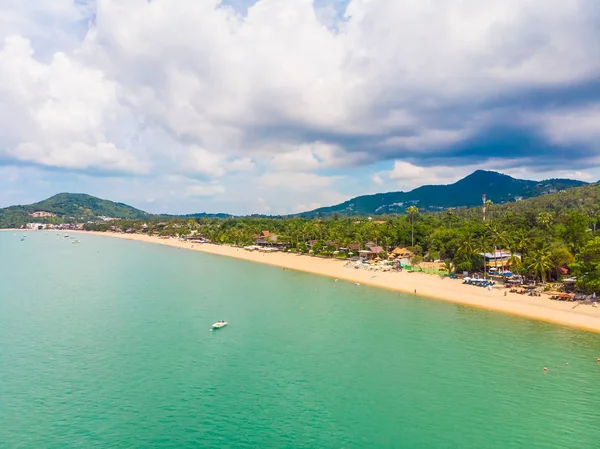 Güzel tropikal plaj ve deniz hurma ve koh samui Adası seyahat ve tatil için diğer ağacında havadan görünümü