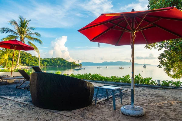 Güzel tropikal deniz okyanus ve plaj şemsiye ve sandalye seyahat ve tatil için