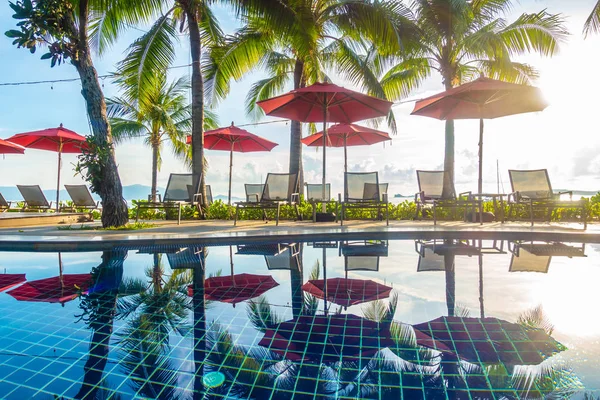 Güzel lüks otel ve tatil seyahat ve tatil için sandalye ve şemsiye ile açık yüzme havuzu