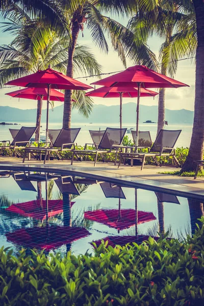 Güzel lüks otel ve tatil seyahat ve tatil için sandalye ve şemsiye ile açık yüzme havuzu