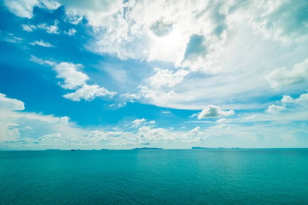 Güzel beyaz bulut mavi gökyüzü ve deniz ya da okyanus arka planı için
