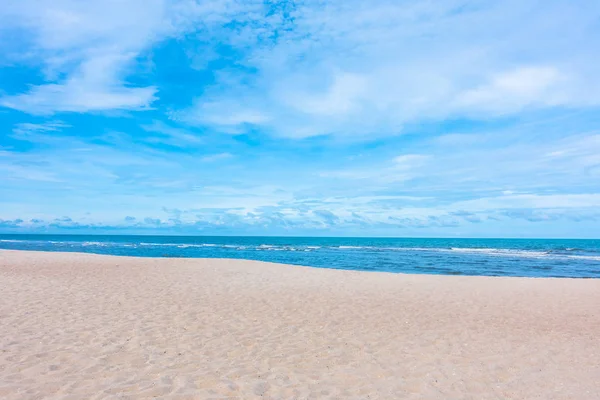 Seyahat ve tatil için güzel tropikal plaj ve deniz manzara