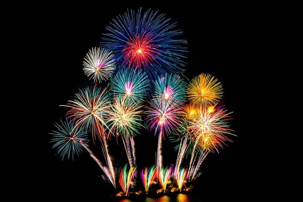 Kutlama için geceleri üzerinde siyah gökyüzü güzel renk havai fişek