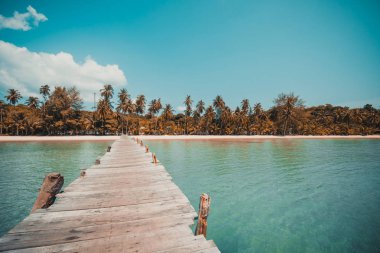 Ahşap iskele veya Cennet Adası için seyahat etmek tatil tropikal plaj ve ile köprü
