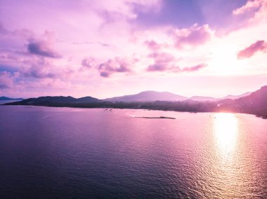 Güzel tropikal plaj ve deniz hurma ve koh samui Adası Tayland tatil ve seyahat için gündoğumu zaman diğer ağacında havadan görünümü