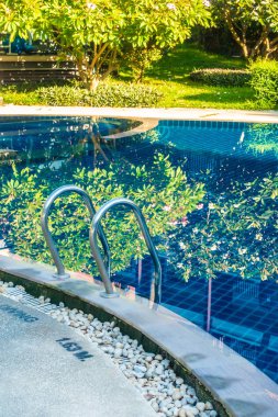 Güzel lüks otel ve resort tatil seyahat ve tatil için merdiven ile açık yüzme havuzu