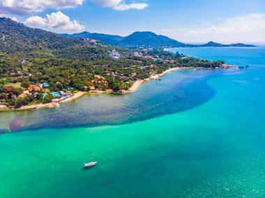 Güzel tropikal plaj ve deniz hurma ve koh samui Adası seyahat ve tatil için diğer ağacında havadan görünümü
