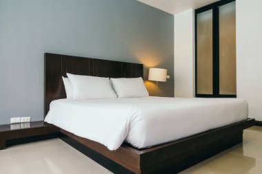 Beyaz rahat yastık yatak dekorasyon otel yatak odasında